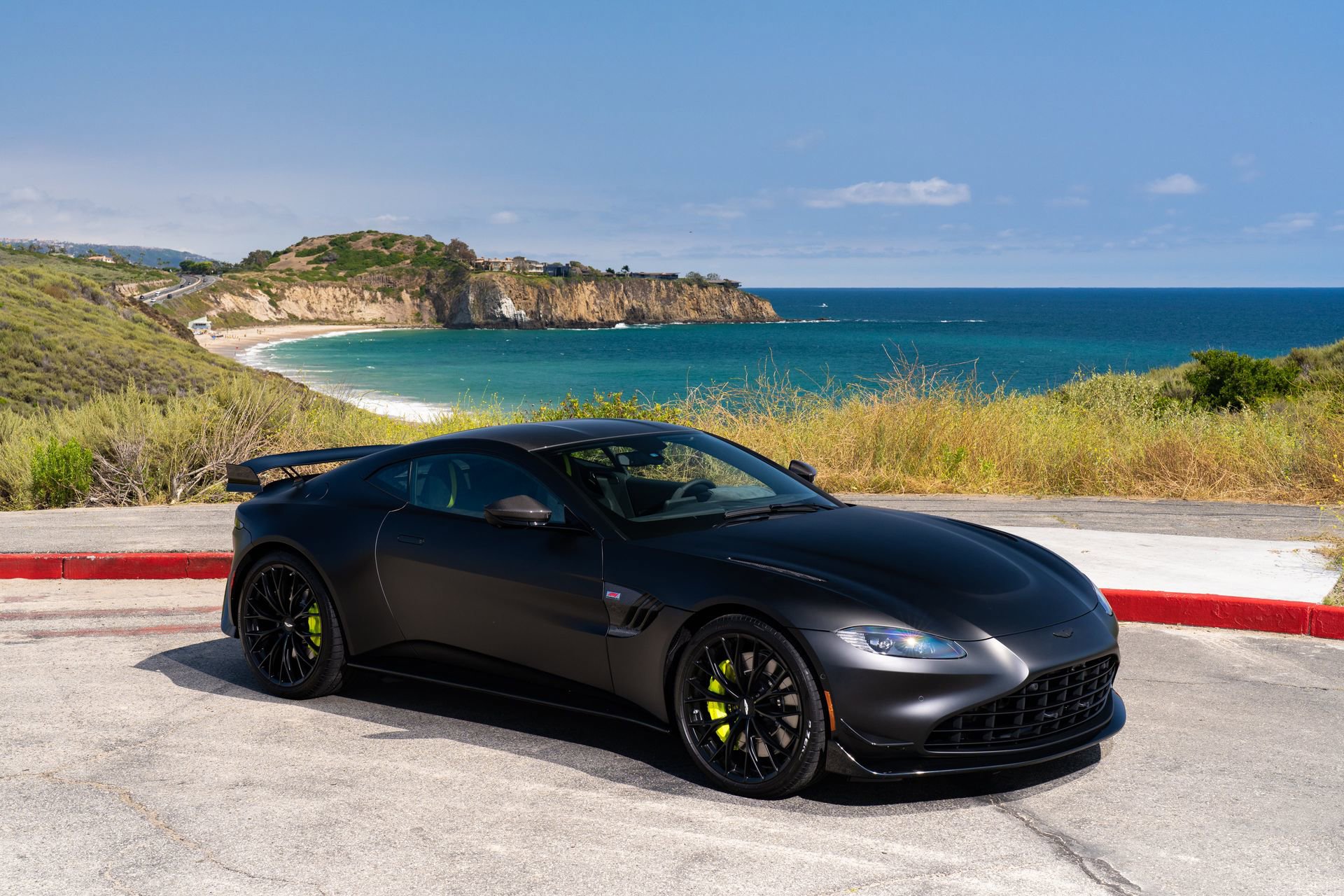Used 2023 Aston Martin V8 Vantage Coupe RWD image 32