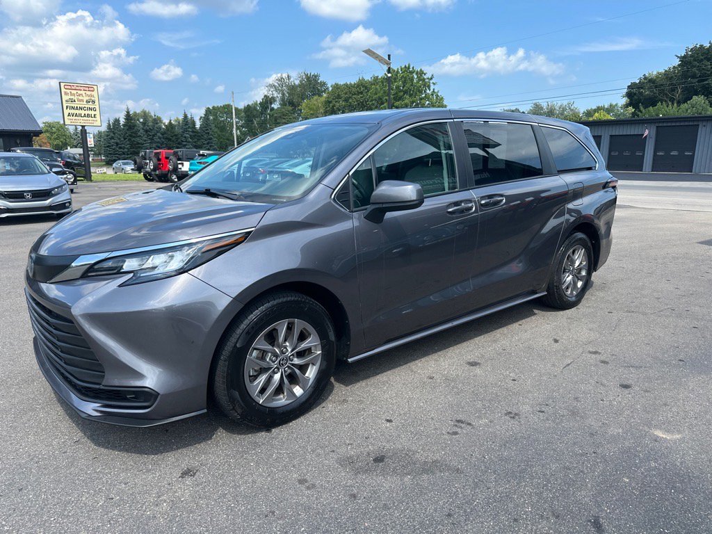 Used 2022 Toyota Sienna LE image 1