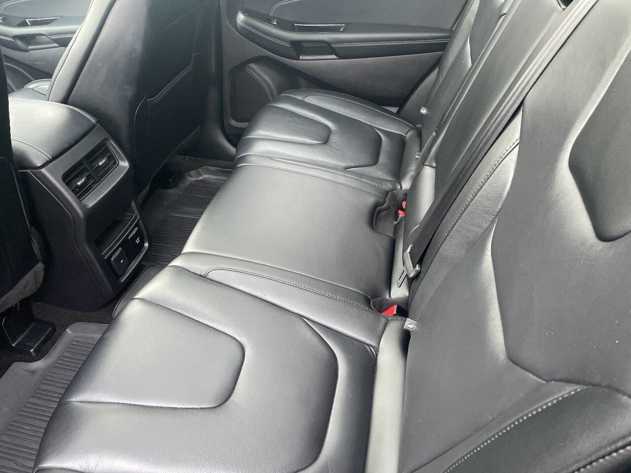 Used 2019 Ford Edge Titanium w/ Cold Weather Package image 5