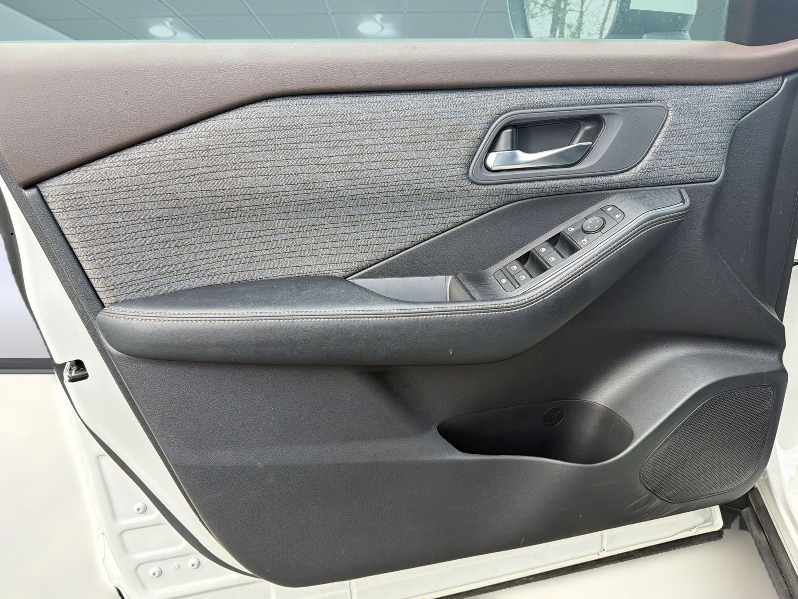 Used 2023 Nissan Rogue SV image 20