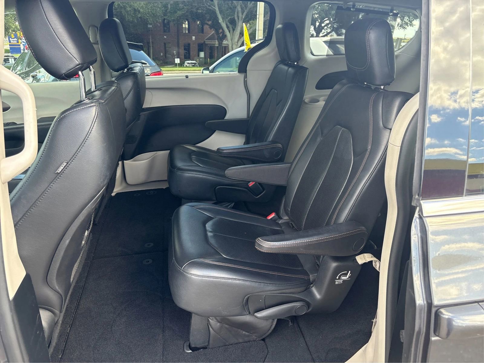 Used 2018 Chrysler Pacifica Touring-L image 10