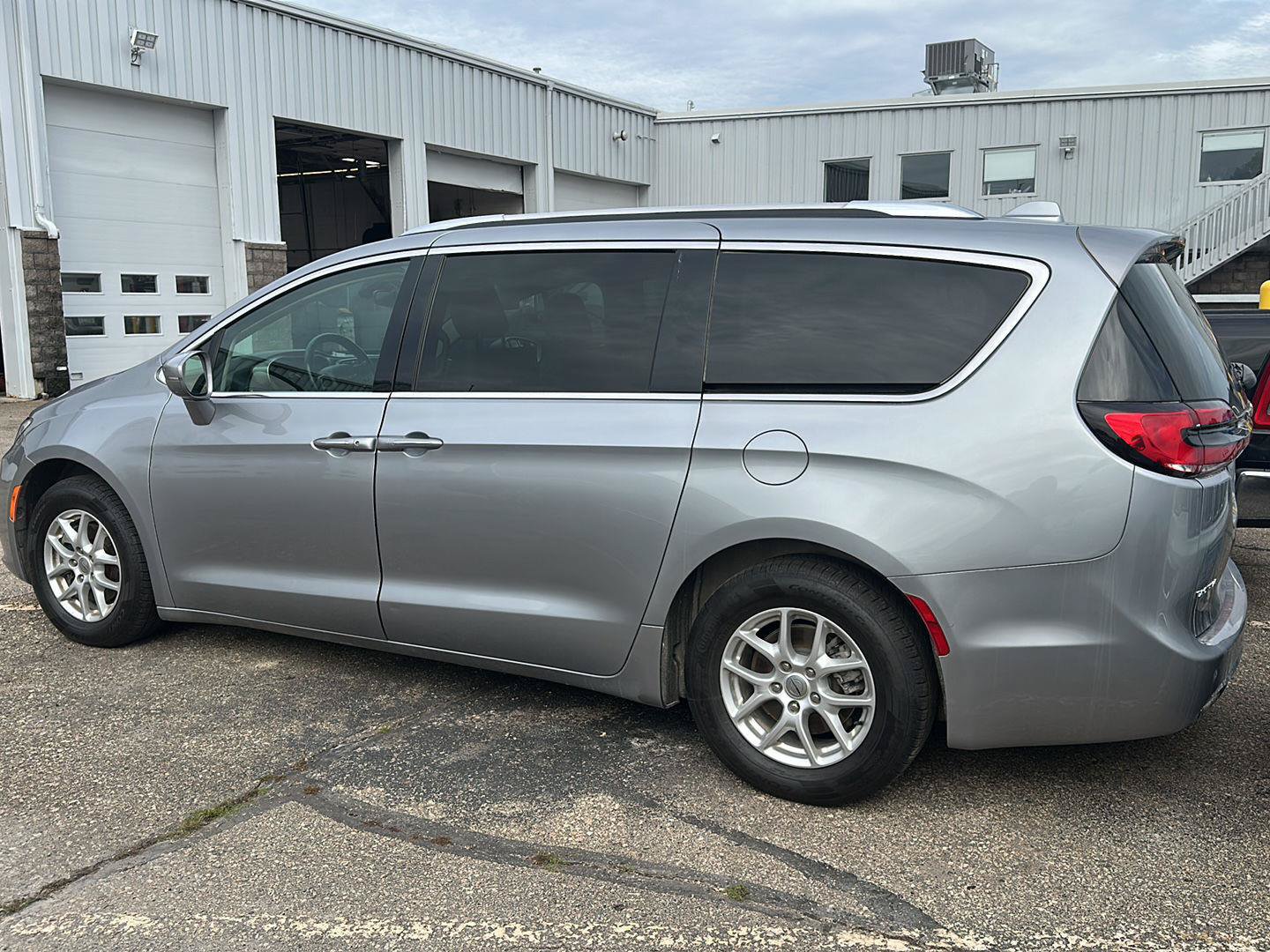 Used 2021 Chrysler Pacifica Touring-L FWD image 3