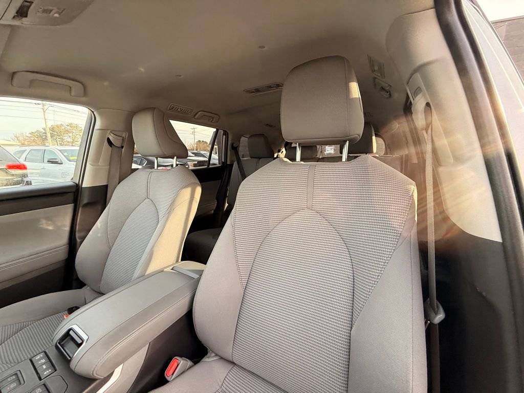 Used 2022 Toyota Highlander LE image 24