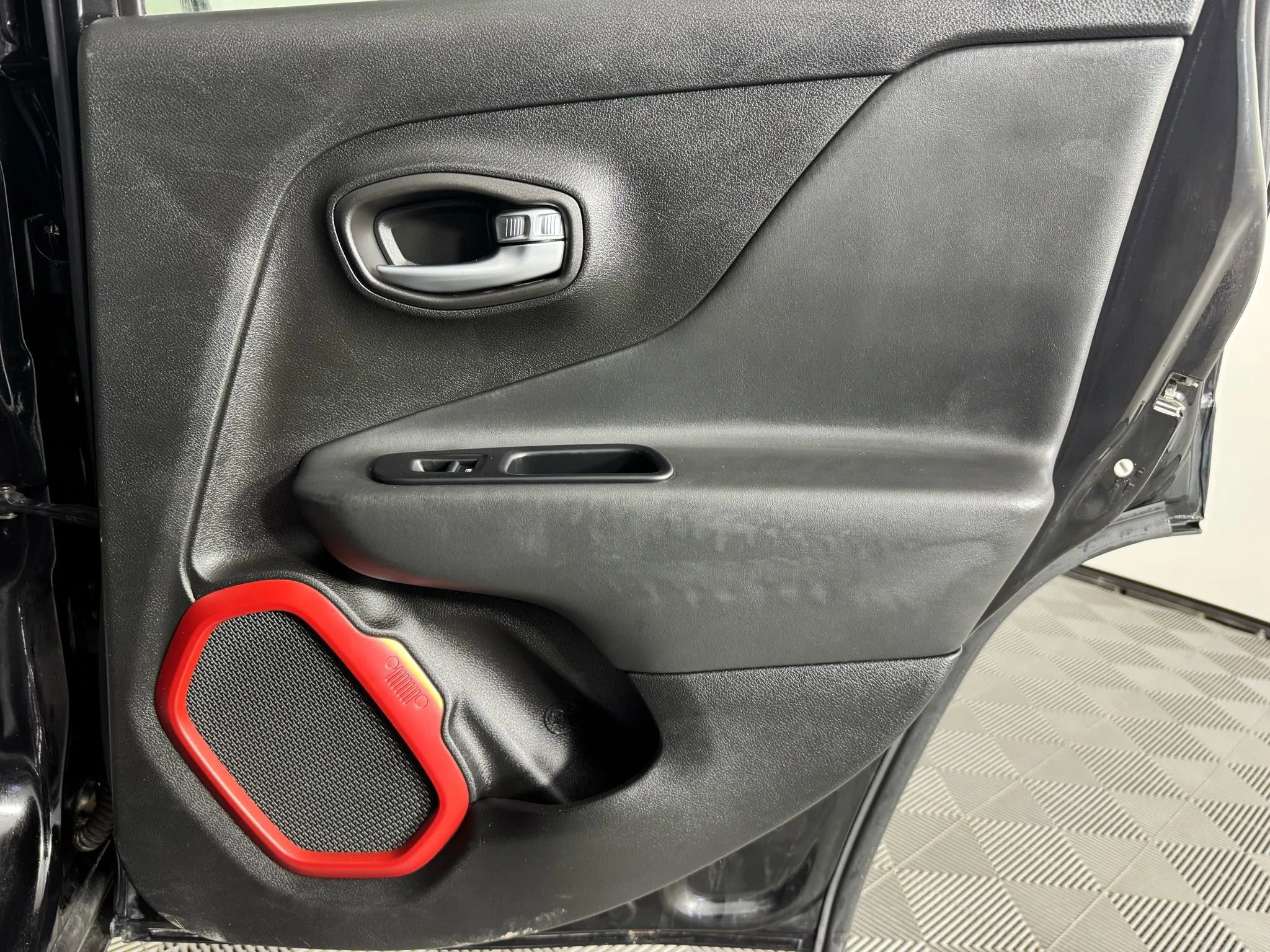 Used 2018 Jeep Renegade Trailhawk w/ Cold Weather Group II AWD/4WD image 41