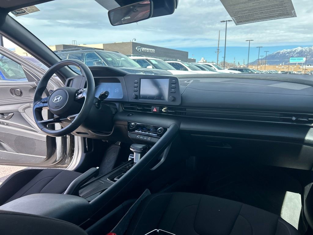 Used 2025 Hyundai Elantra Sport image 12