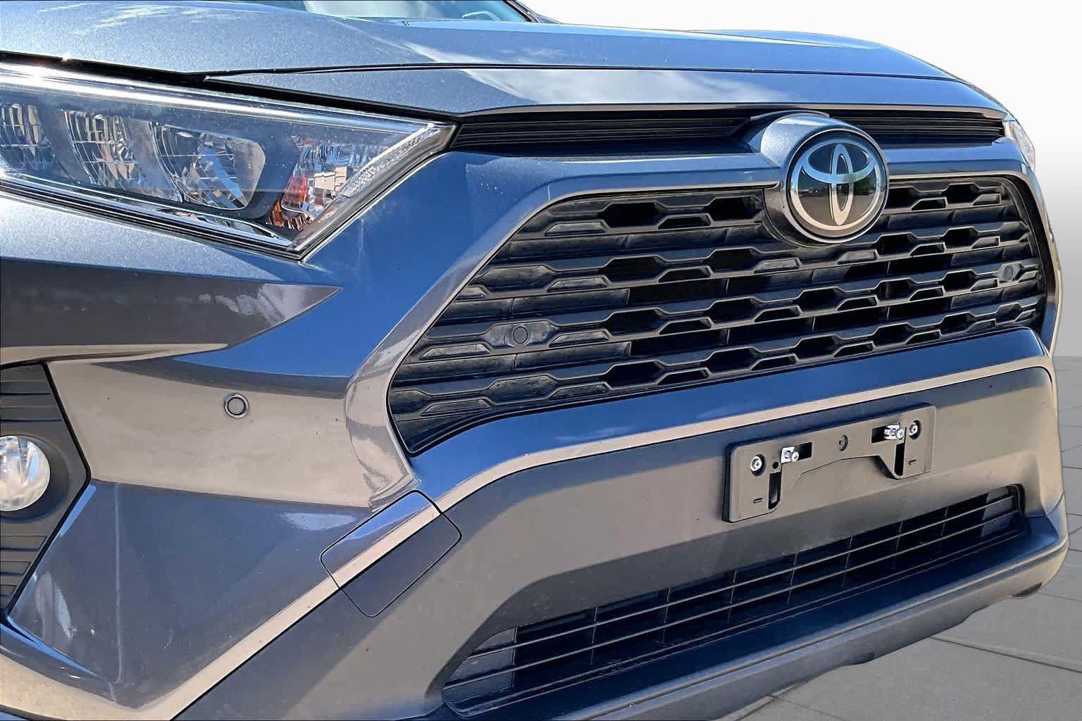 Used 2020 Toyota RAV4 XLE Premium FWD image 29