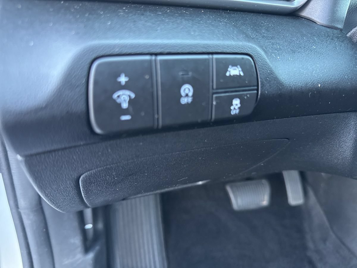 Used 2023 Hyundai Elantra SE FWD image 16