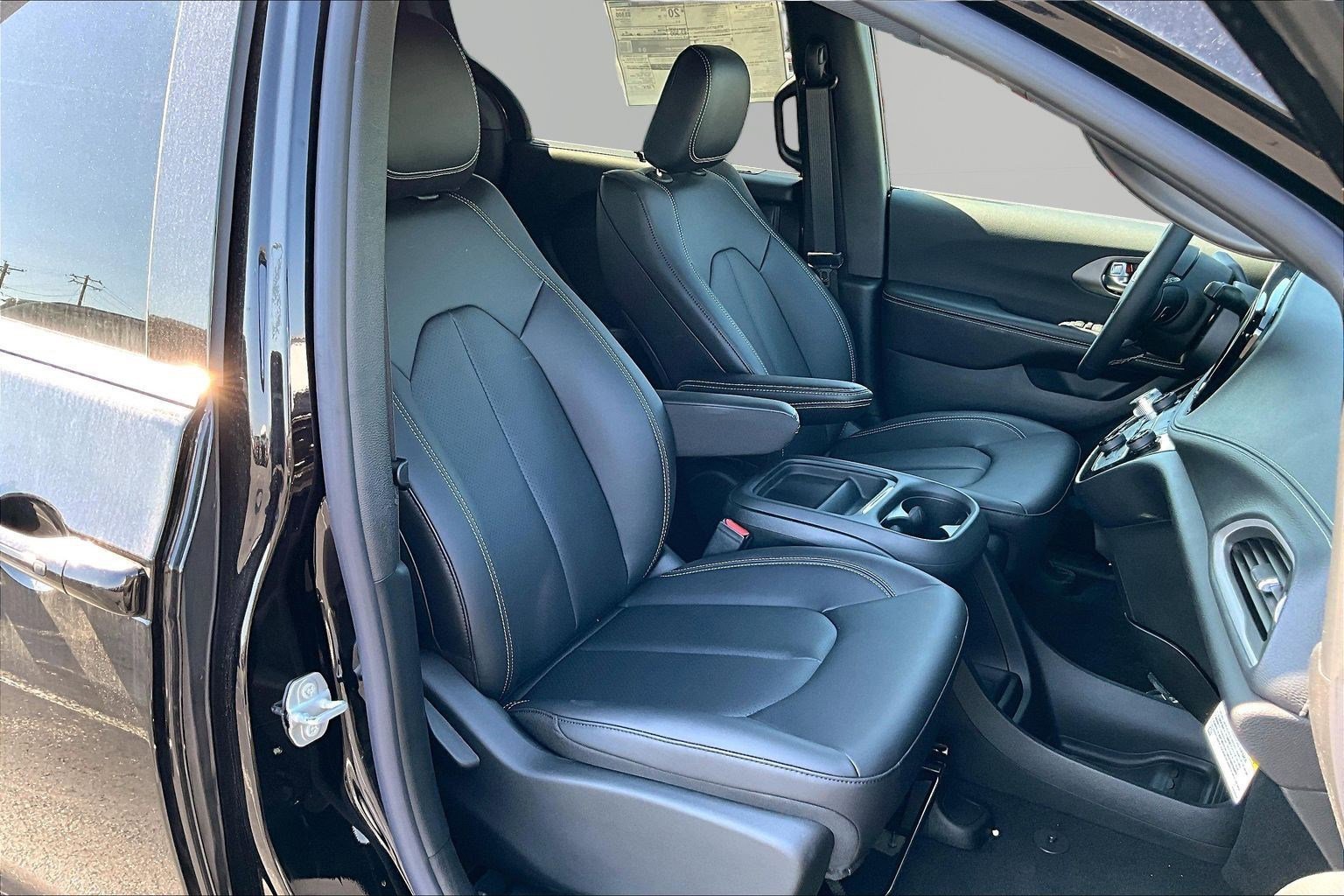New 2027 Chrysler Pacifica Select AWD/4WD image 17