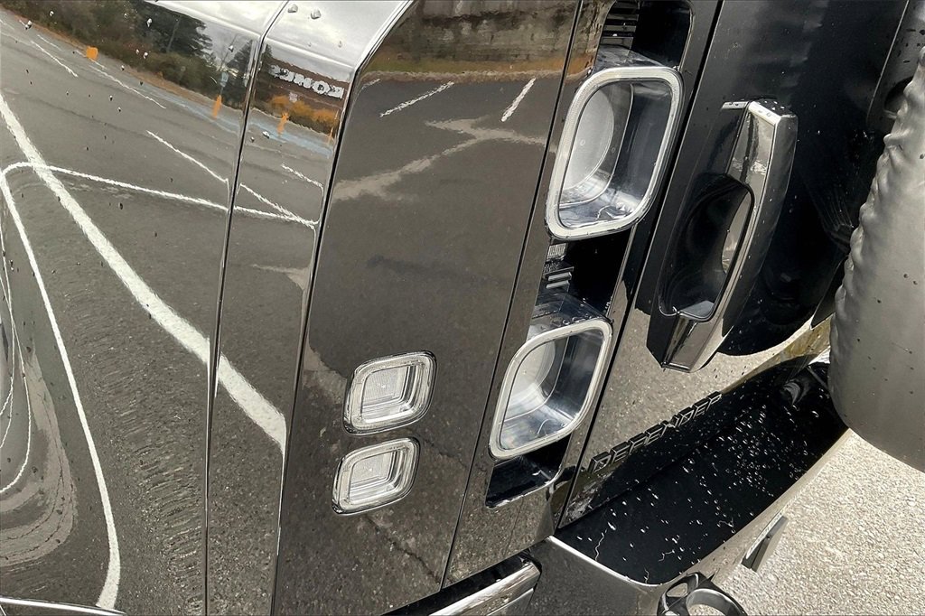 Used 2025 Land Rover Defender 110 V8 image 23