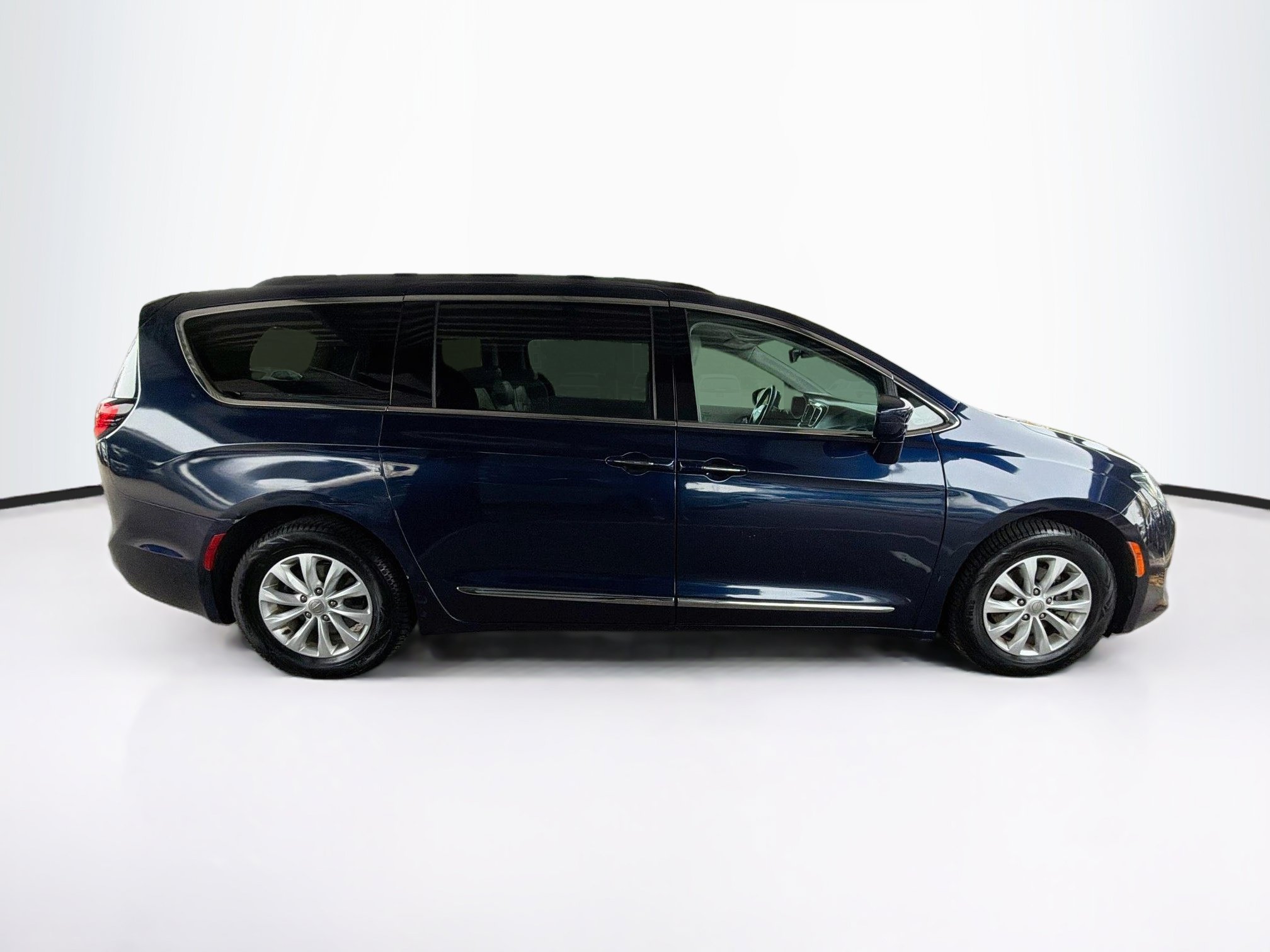Used 2017 Chrysler Pacifica Touring-L FWD image 10