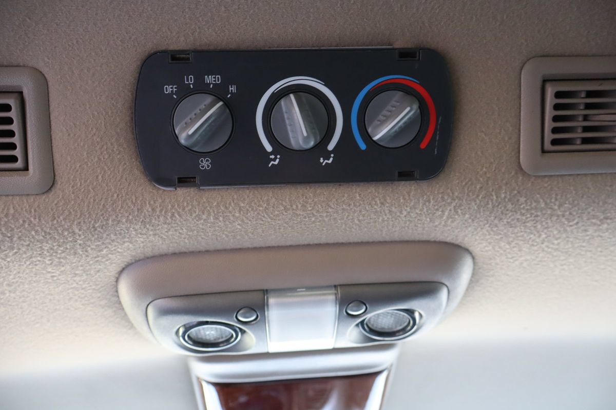 Used 1999 GMC Suburban 4WD w/ Convenience Group image 31