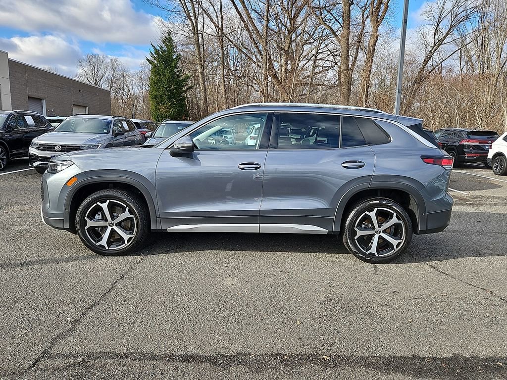 Certified 2025 Volkswagen Tiguan SE w/ Panoramic Sunroof Package image 8