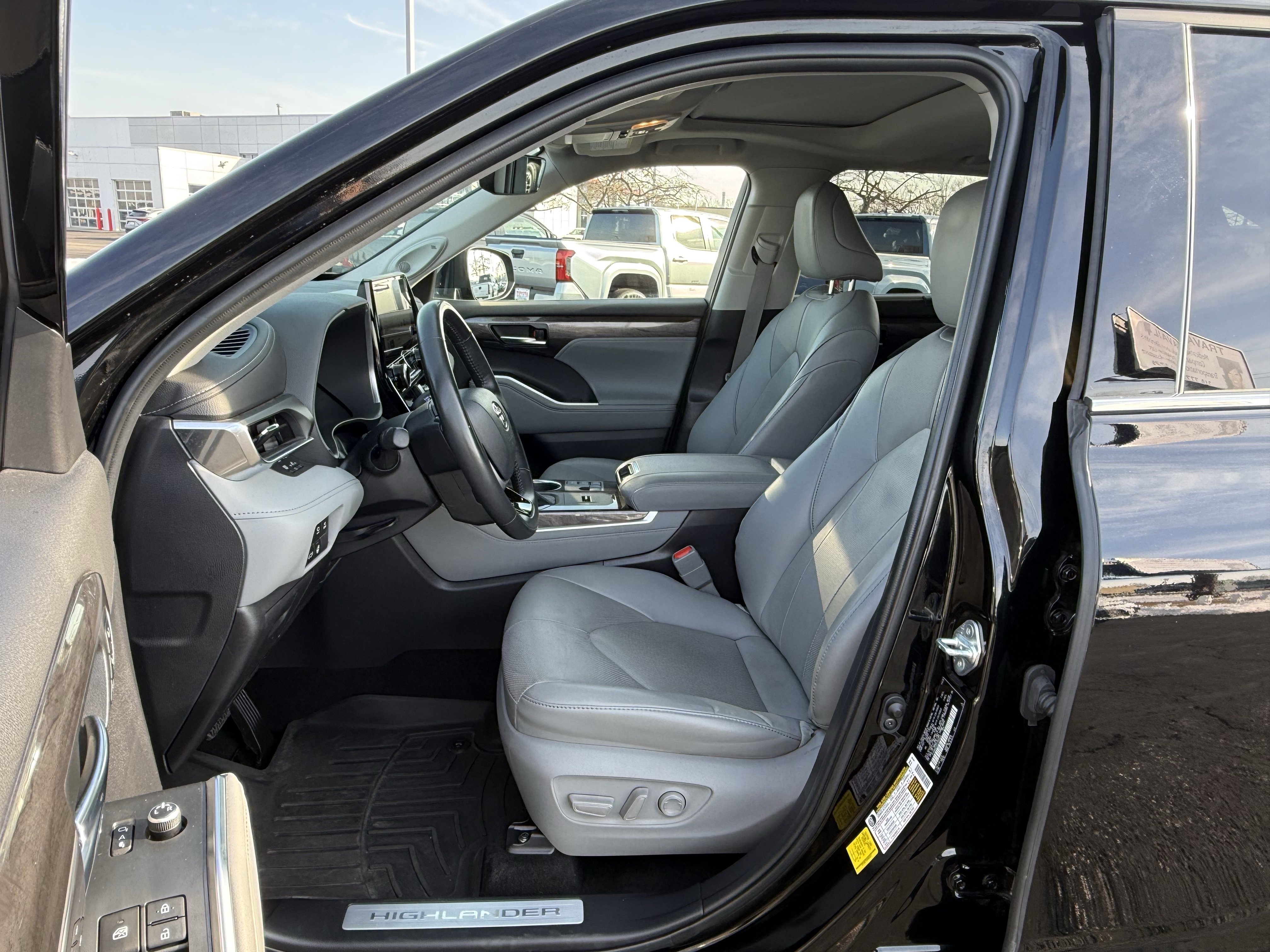 Used 2023 Toyota Highlander Limited image 15