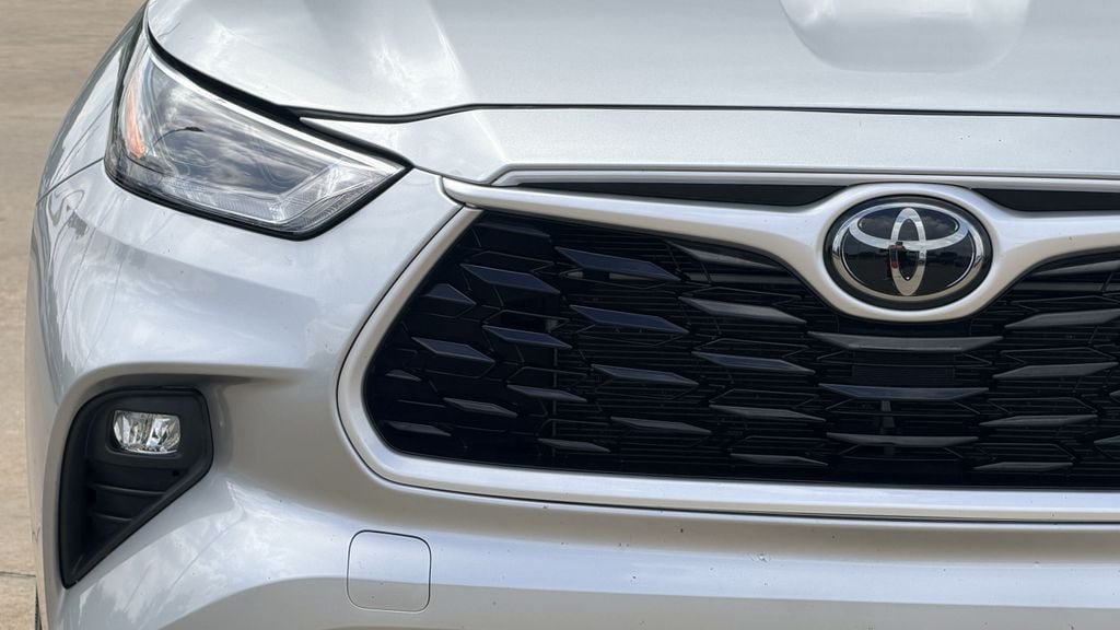Used 2024 Toyota Highlander LE AWD/4WD image 4