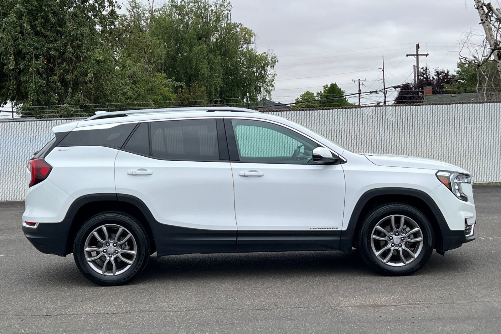 Used 2023 GMC Terrain SLT image 3