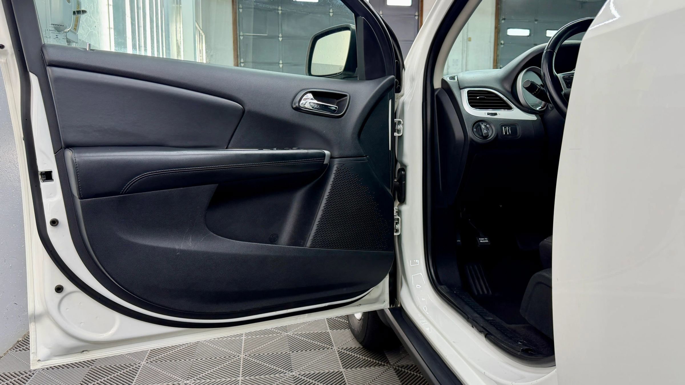 Used 2015 Dodge Journey SXT w/ Flexible Seating Group image 5