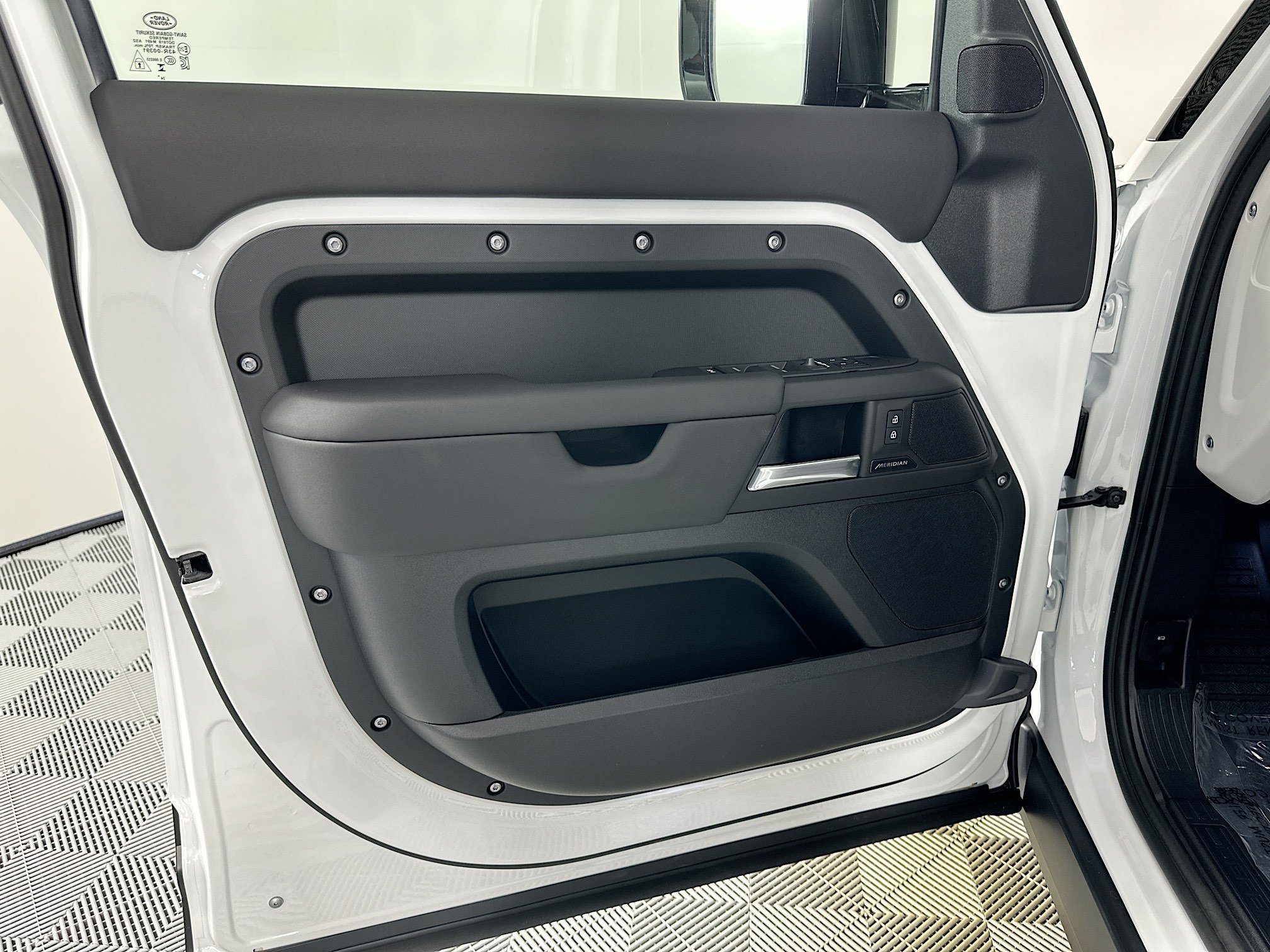 Used 2025 Land Rover Defender 110 S image 14