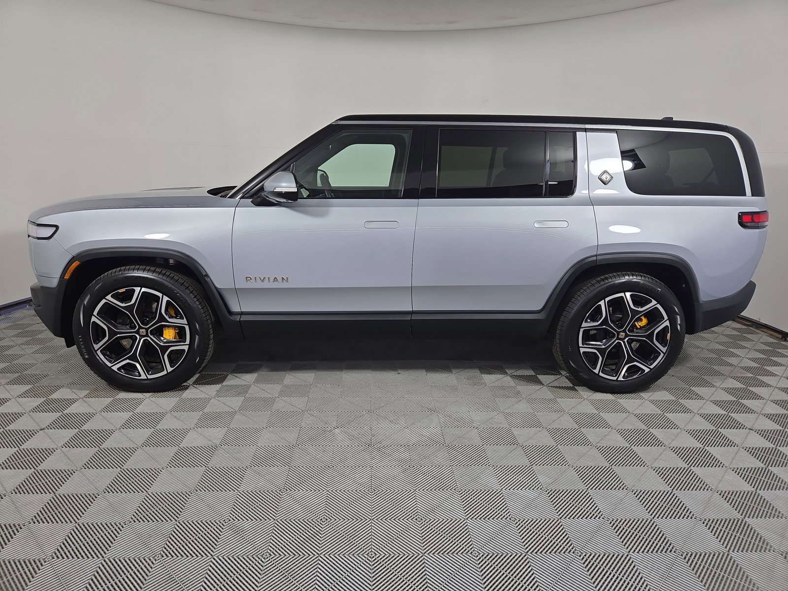 Used 2024 Rivian R1S Adventure image 2