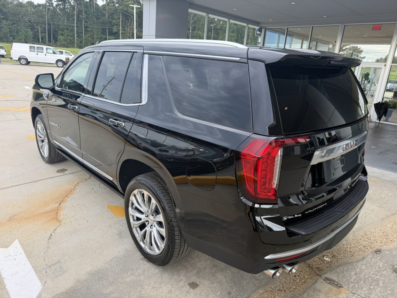 Used 2024 GMC Yukon Denali w/ Advanced Technology Package AWD/4WD image 6