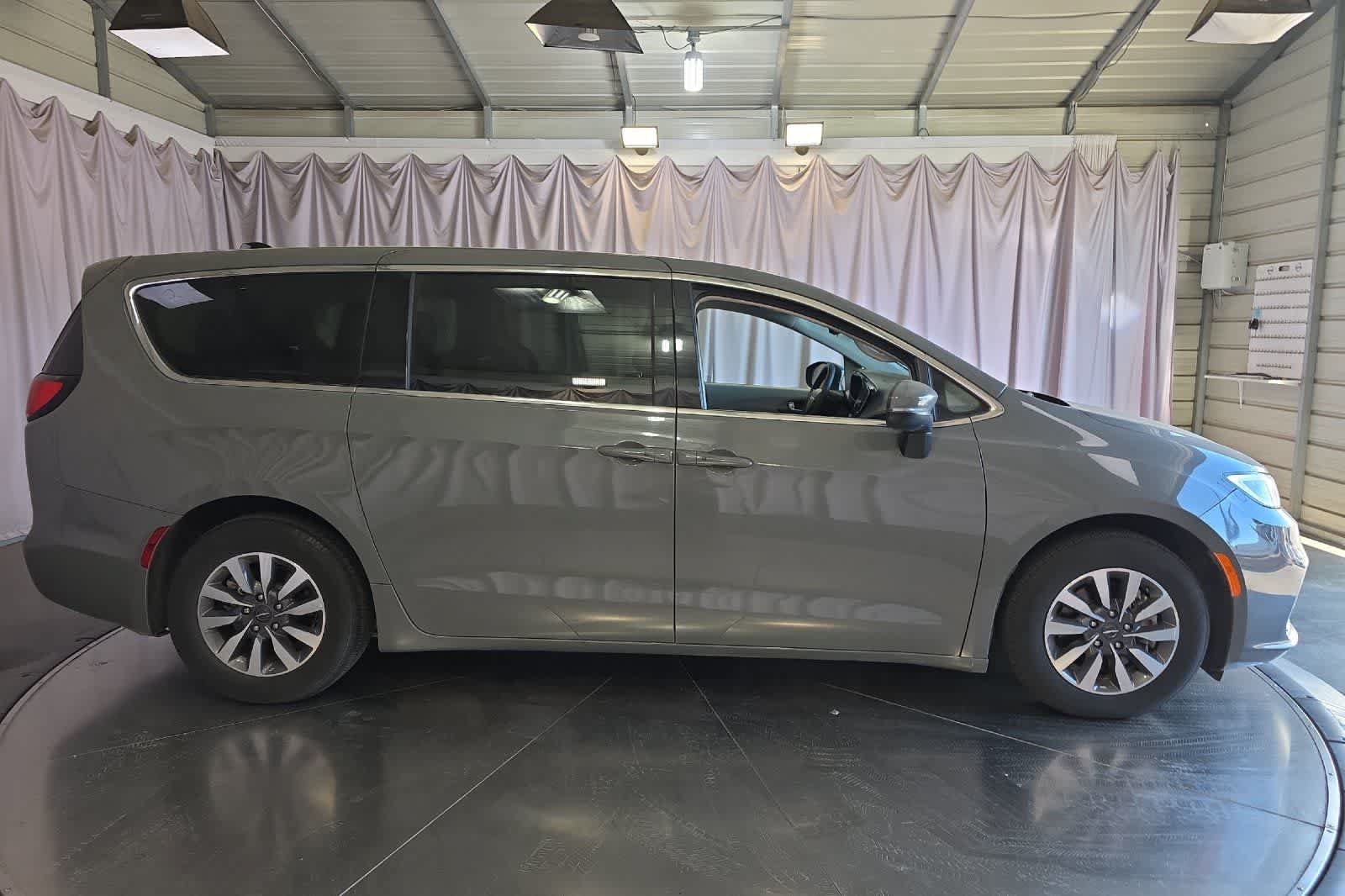 Used 2023 Chrysler Pacifica Touring-L FWD image 9