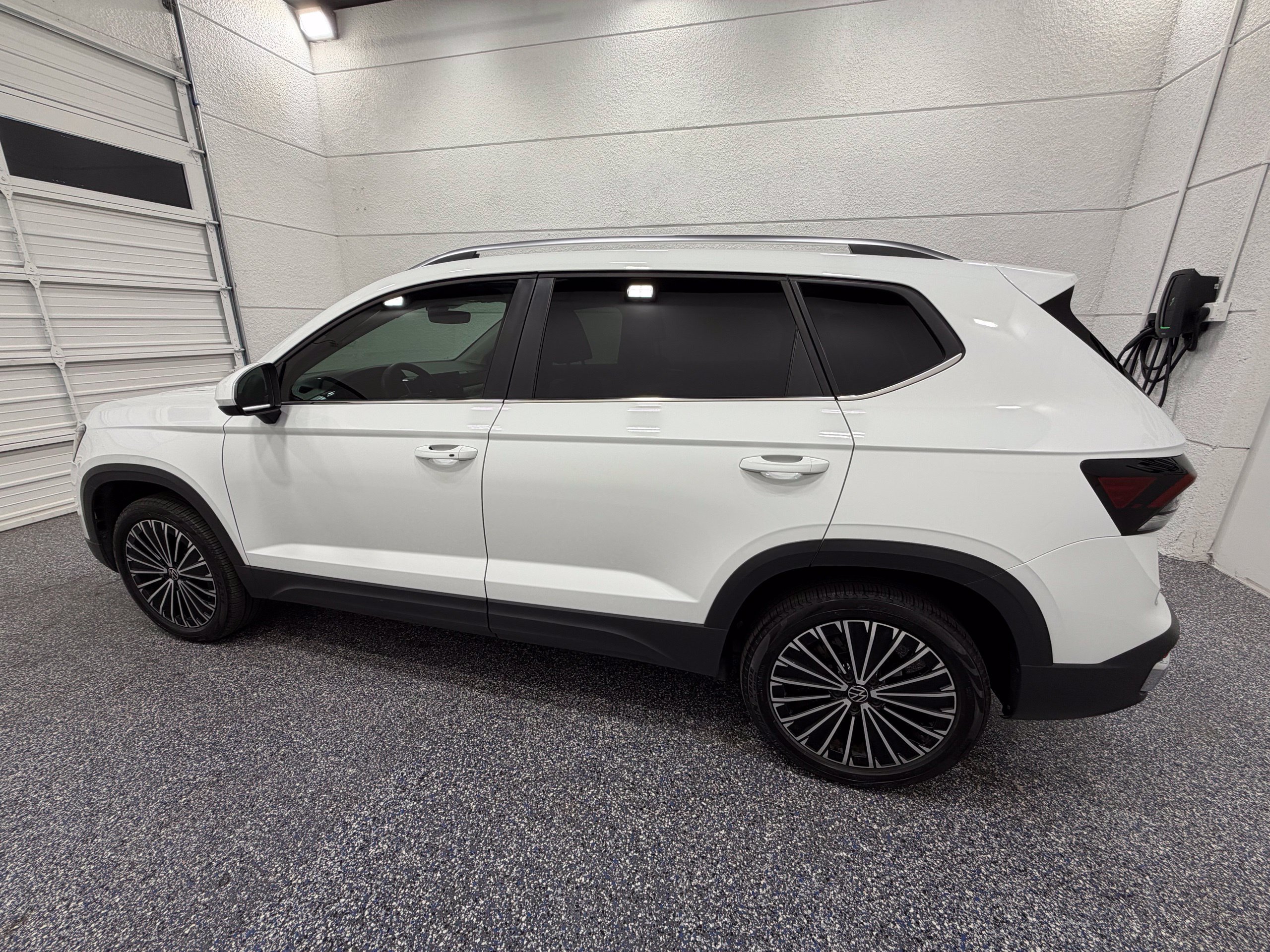 Certified 2025 Volkswagen Taos SE FWD image 3