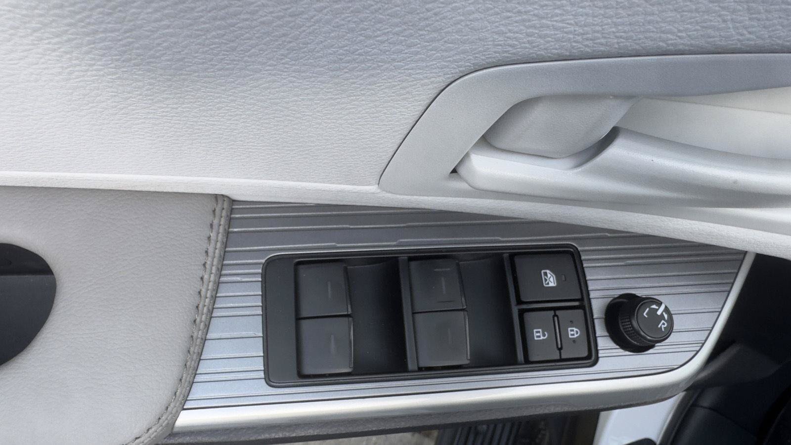Used 2026 Toyota Sienna LE FWD image 18