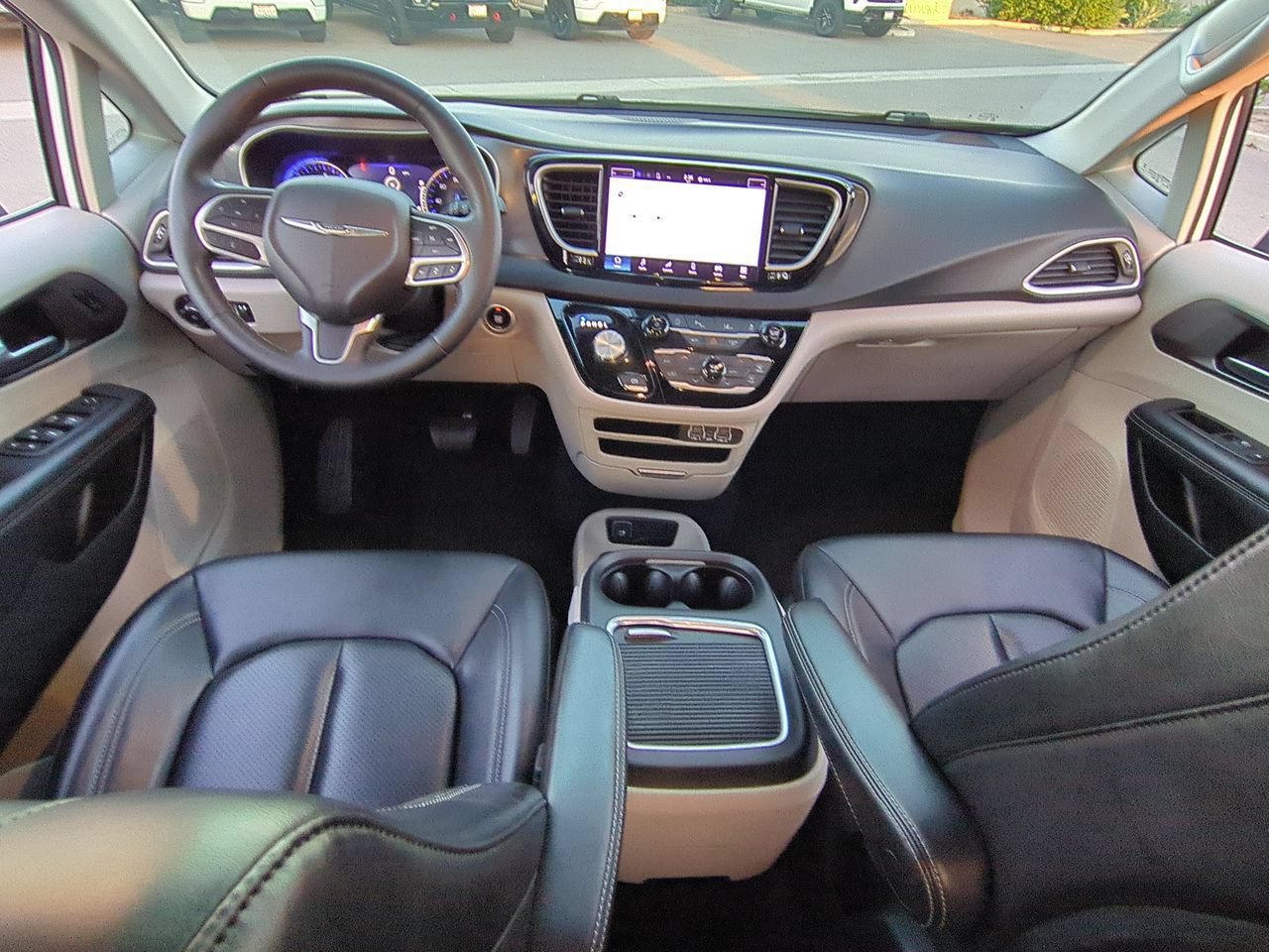 Used 2023 Chrysler Pacifica Touring-L FWD image 19