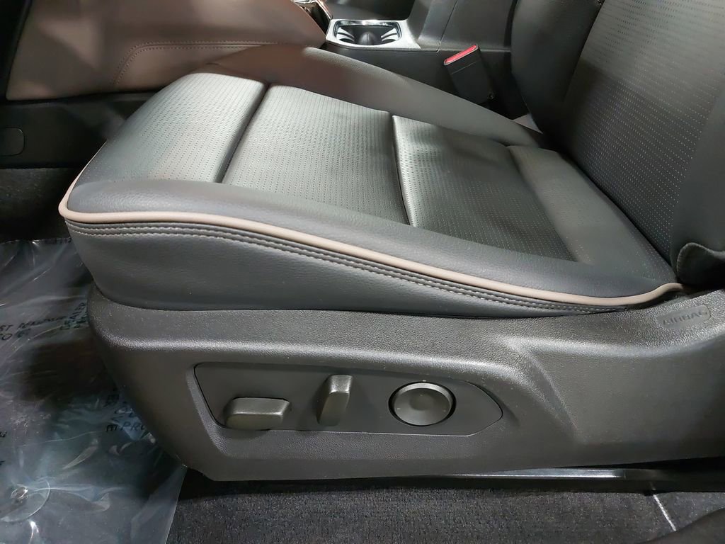 Used 2024 GMC Canyon Denali image 29