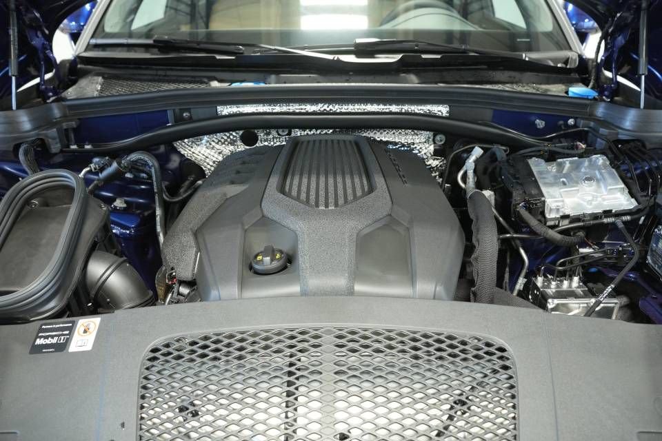 Certified 2026 Porsche Macan AWD/4WD image 30
