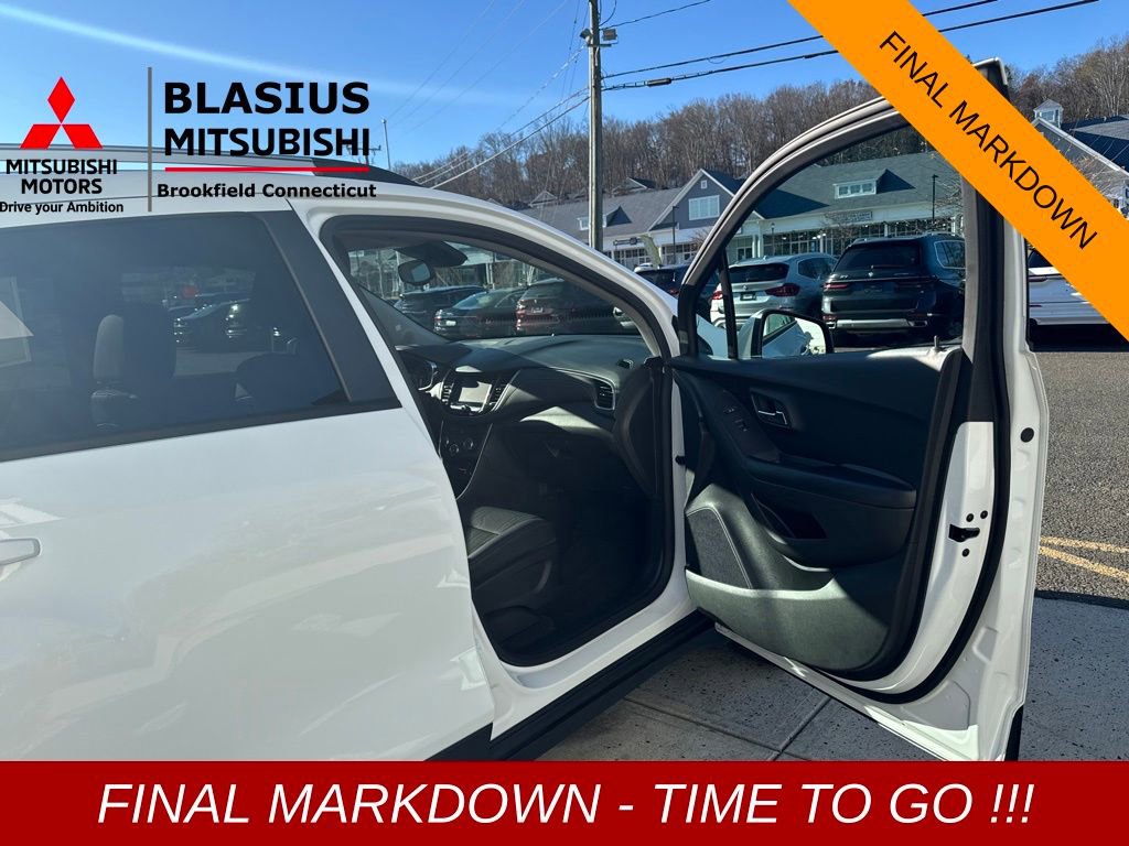 Used 2022 Chevrolet Trax LT w/ LT Convenience Package image 16