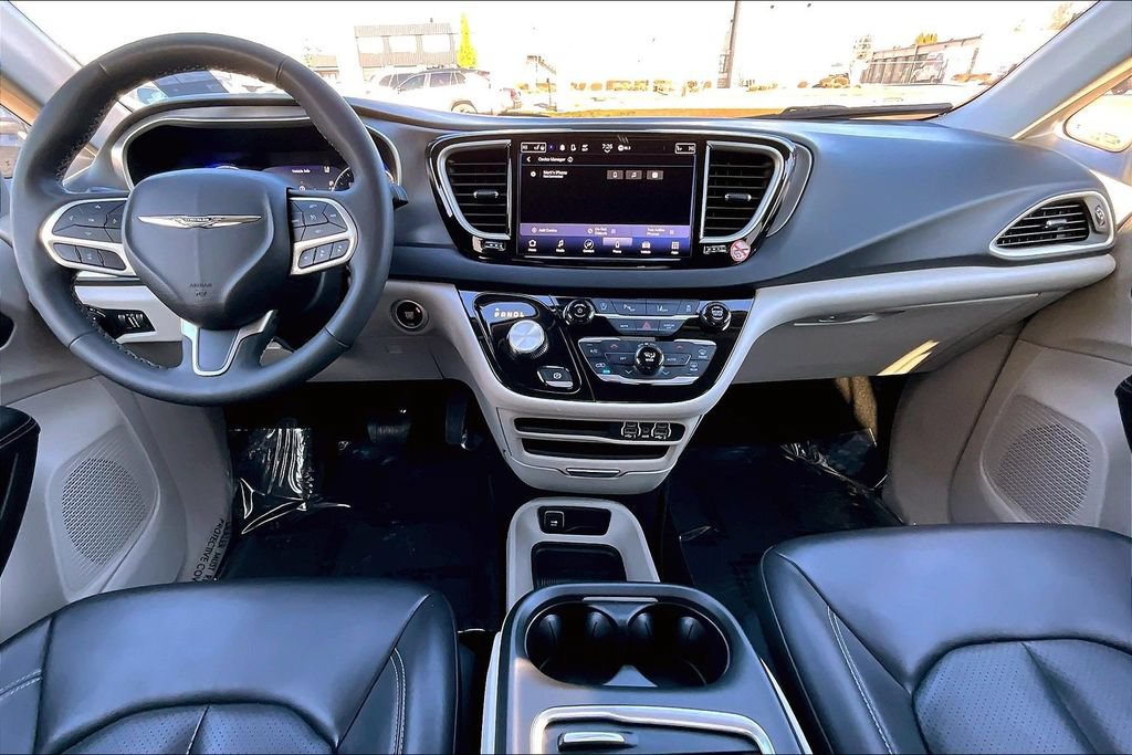 Used 2023 Chrysler Pacifica Touring-L FWD image 17