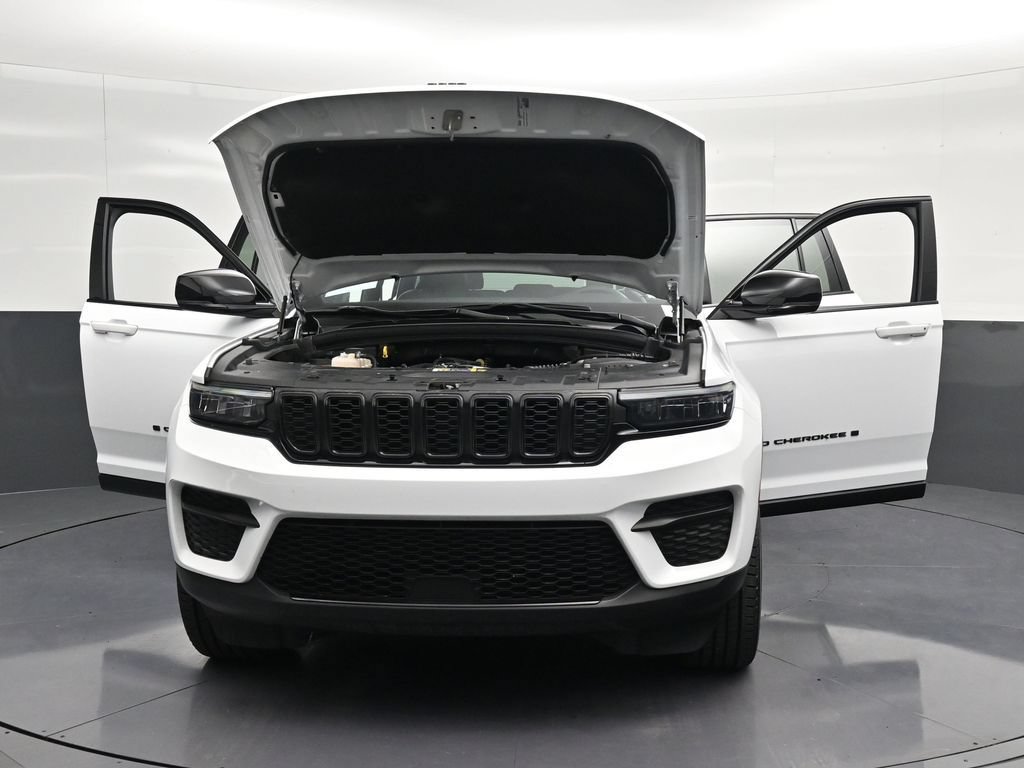 Used 2024 Jeep Grand Cherokee Altitude AWD/4WD image 36