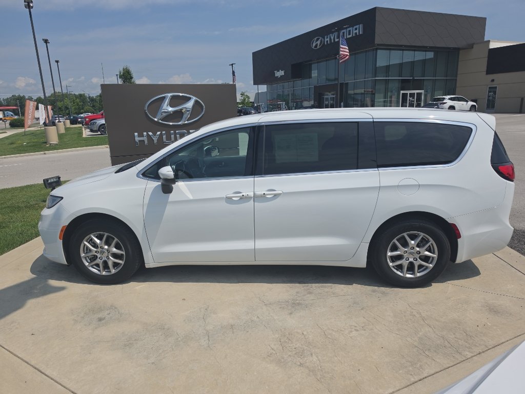 Used 2023 Chrysler Pacifica Touring-L FWD image 8