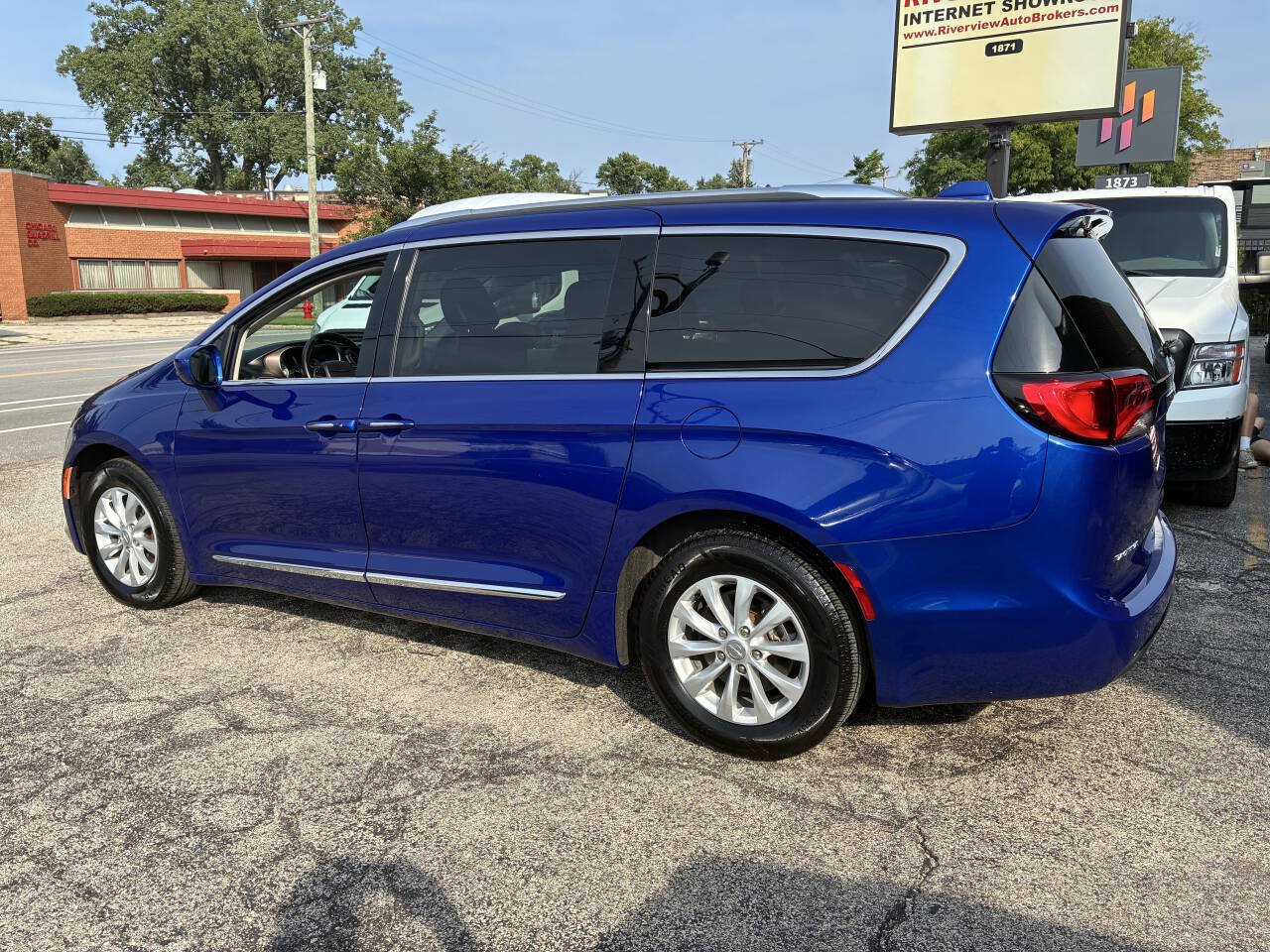 Used 2019 Chrysler Pacifica Touring-L FWD image 11