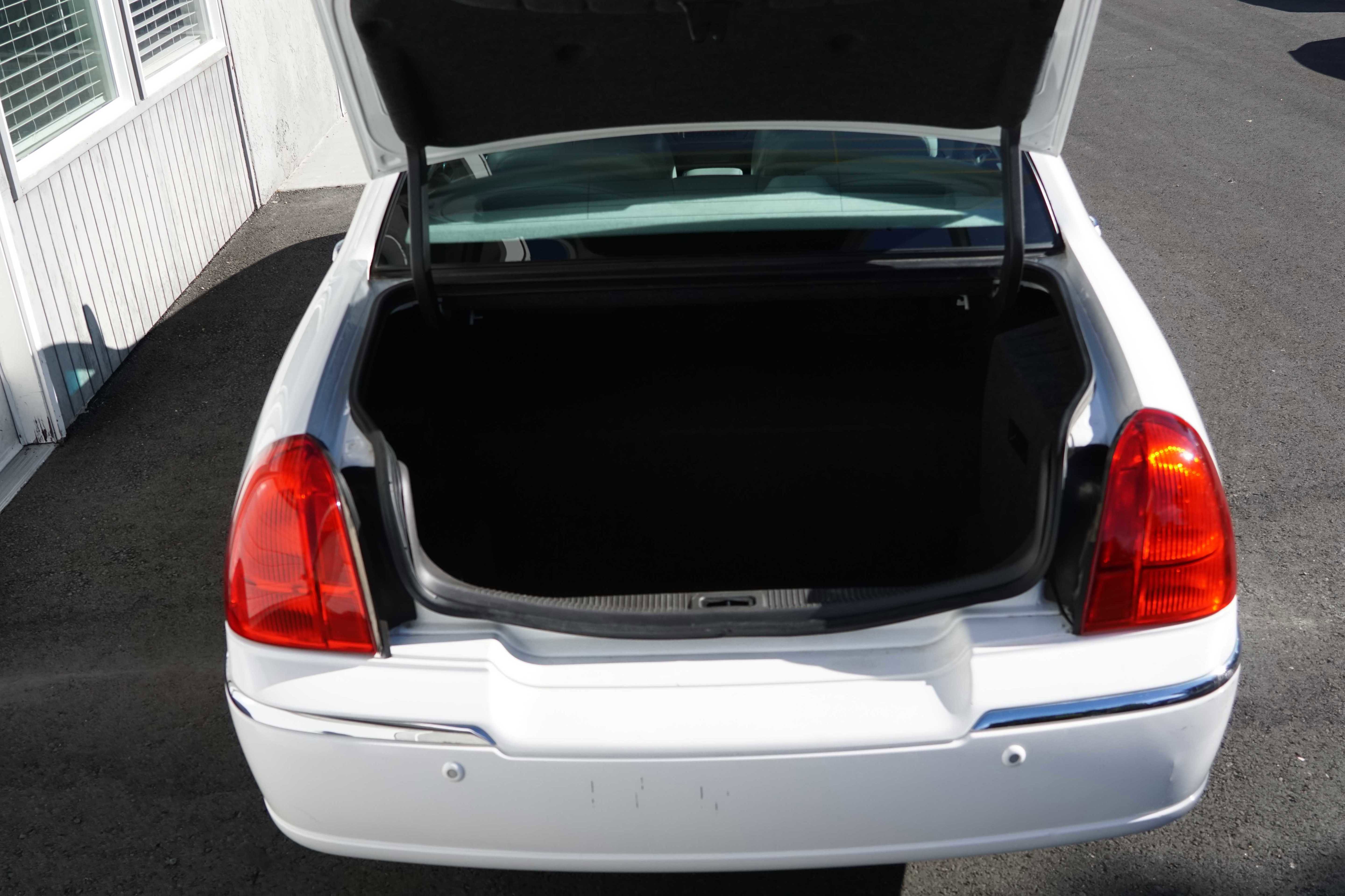 Used 2004 Lincoln Town Car Signature image 14