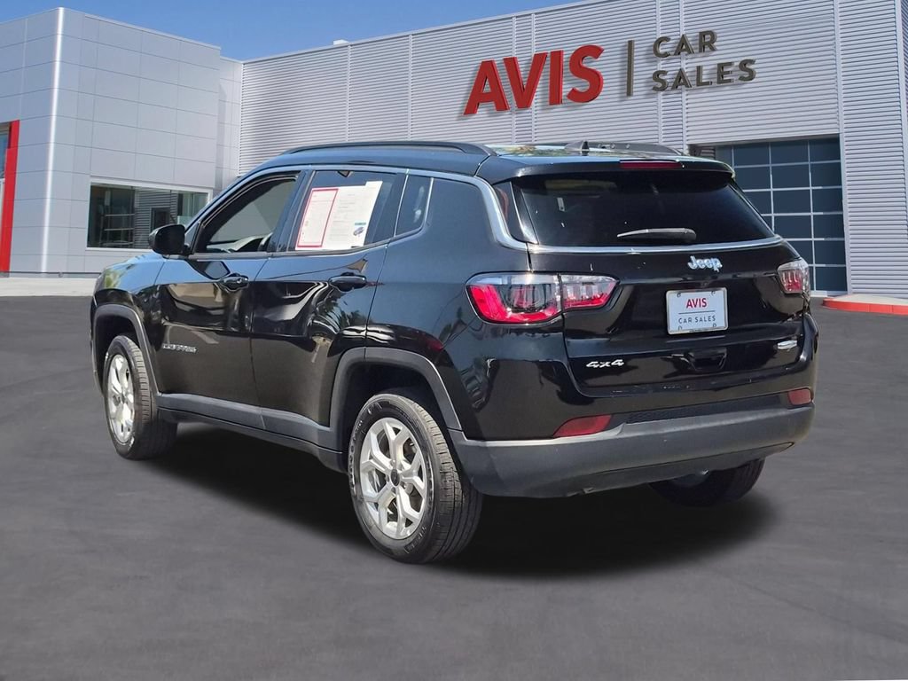Used 2025 Jeep Compass Latitude w/ Sun & Sound Group AWD/4WD image 9