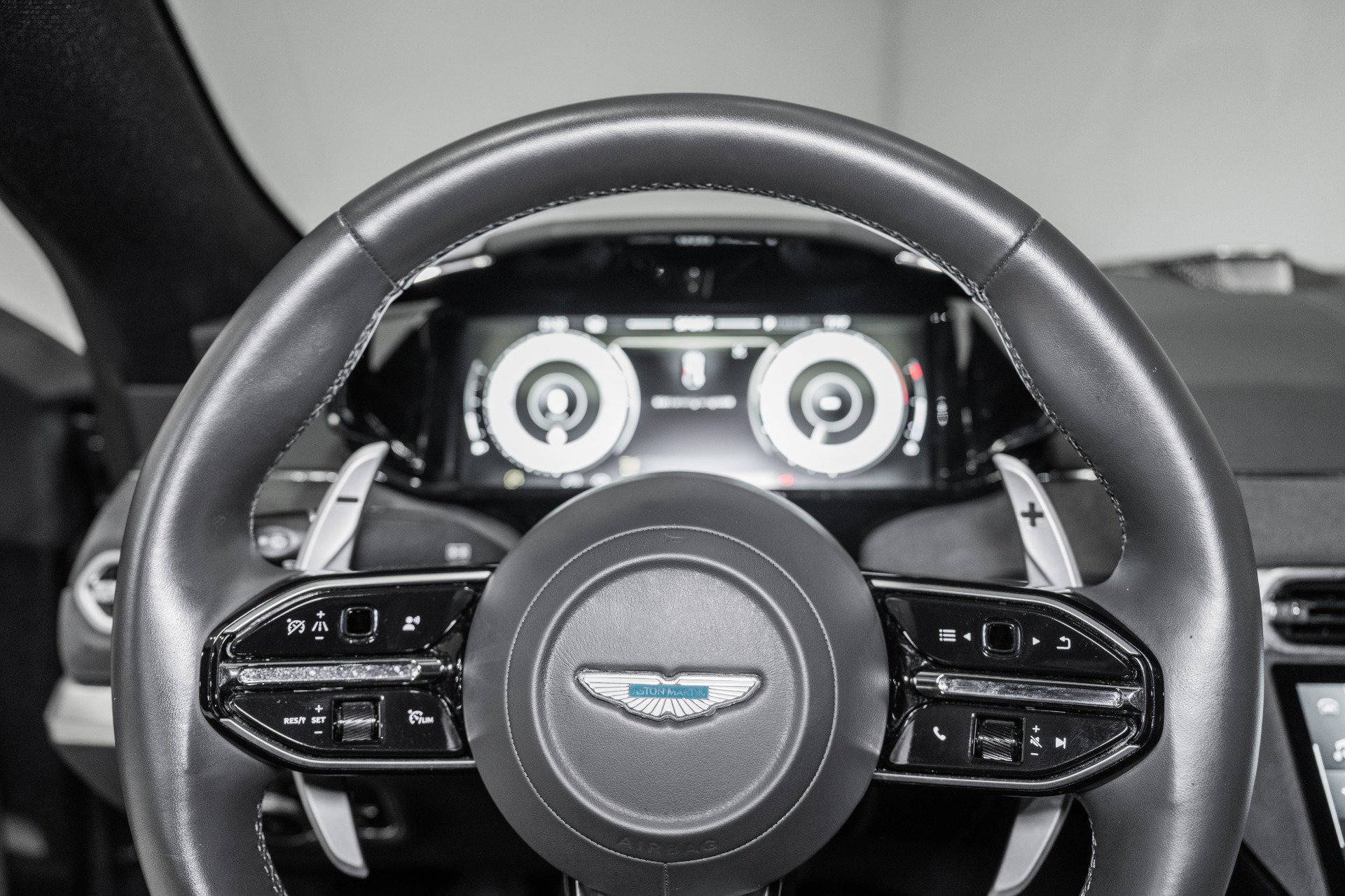 Used 2025 Aston Martin V8 Vantage Coupe RWD image 11