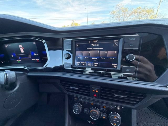 Used 2023 Volkswagen Jetta SE w/ Panoramic Sunroof Package FWD image 27