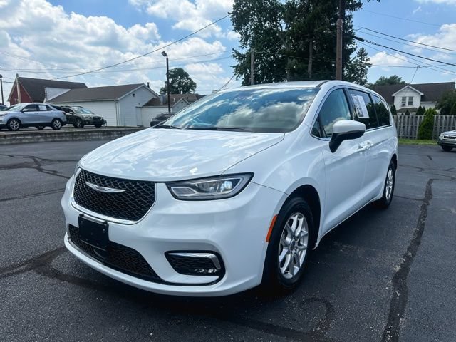 Used 2023 Chrysler Pacifica Touring-L FWD image 3