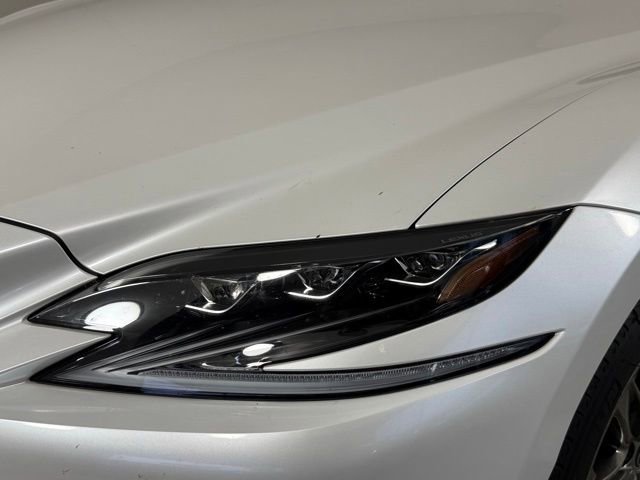 Used 2019 Lexus LS 500 w/ Accessory Package (Z2) RWD image 14