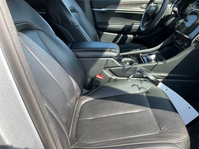 Used 2023 Jeep Grand Cherokee L Limited w/ Black Appearance Package image 10