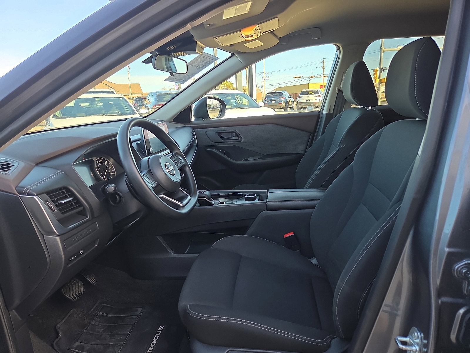 Used 2023 Nissan Rogue S image 11