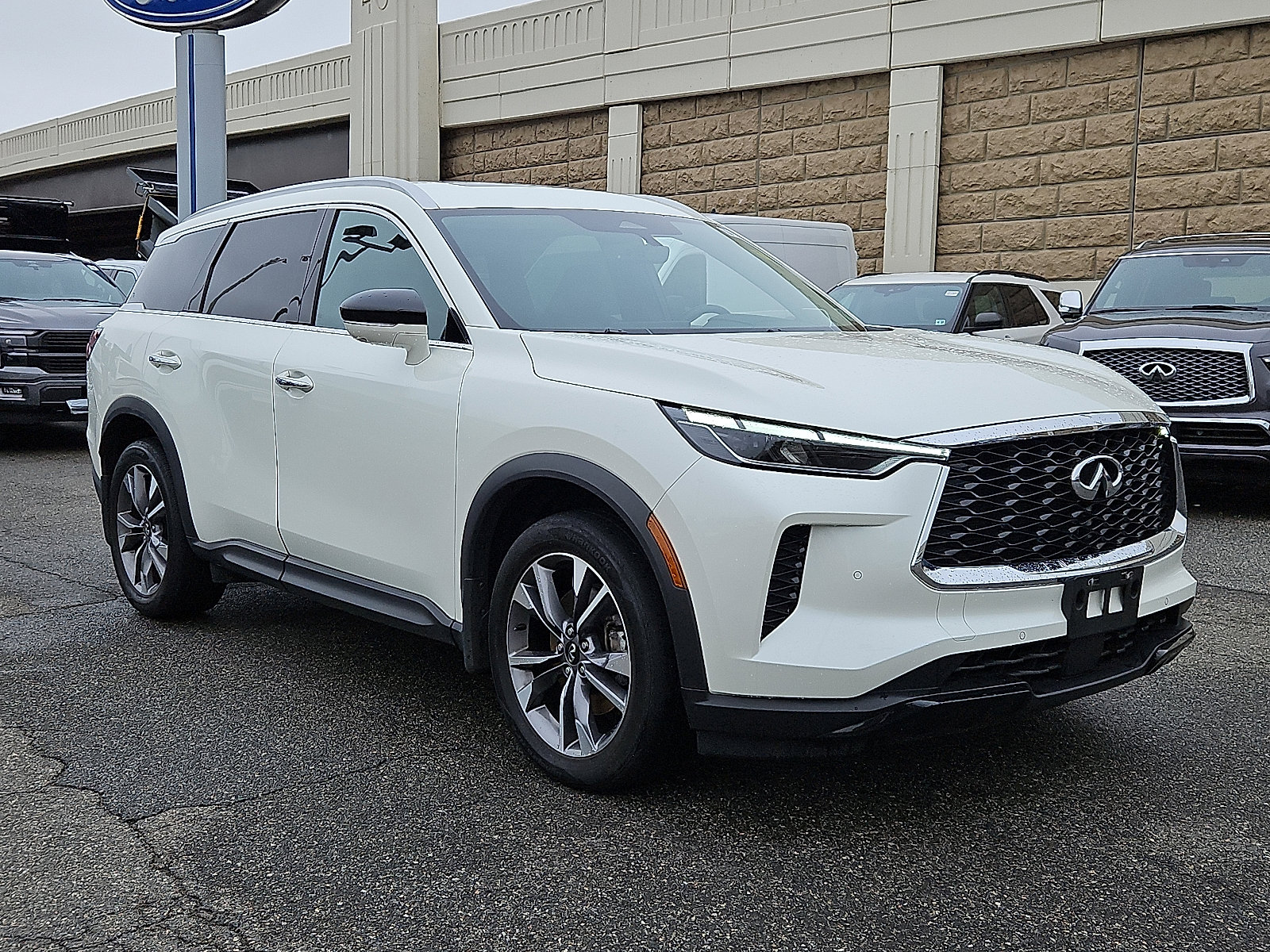 Certified 2023 INFINITI QX60 Luxe w/ Performance Audio Package image 3