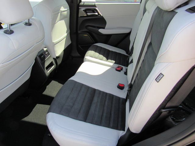 New 2025 Mitsubishi Outlander SE image 9