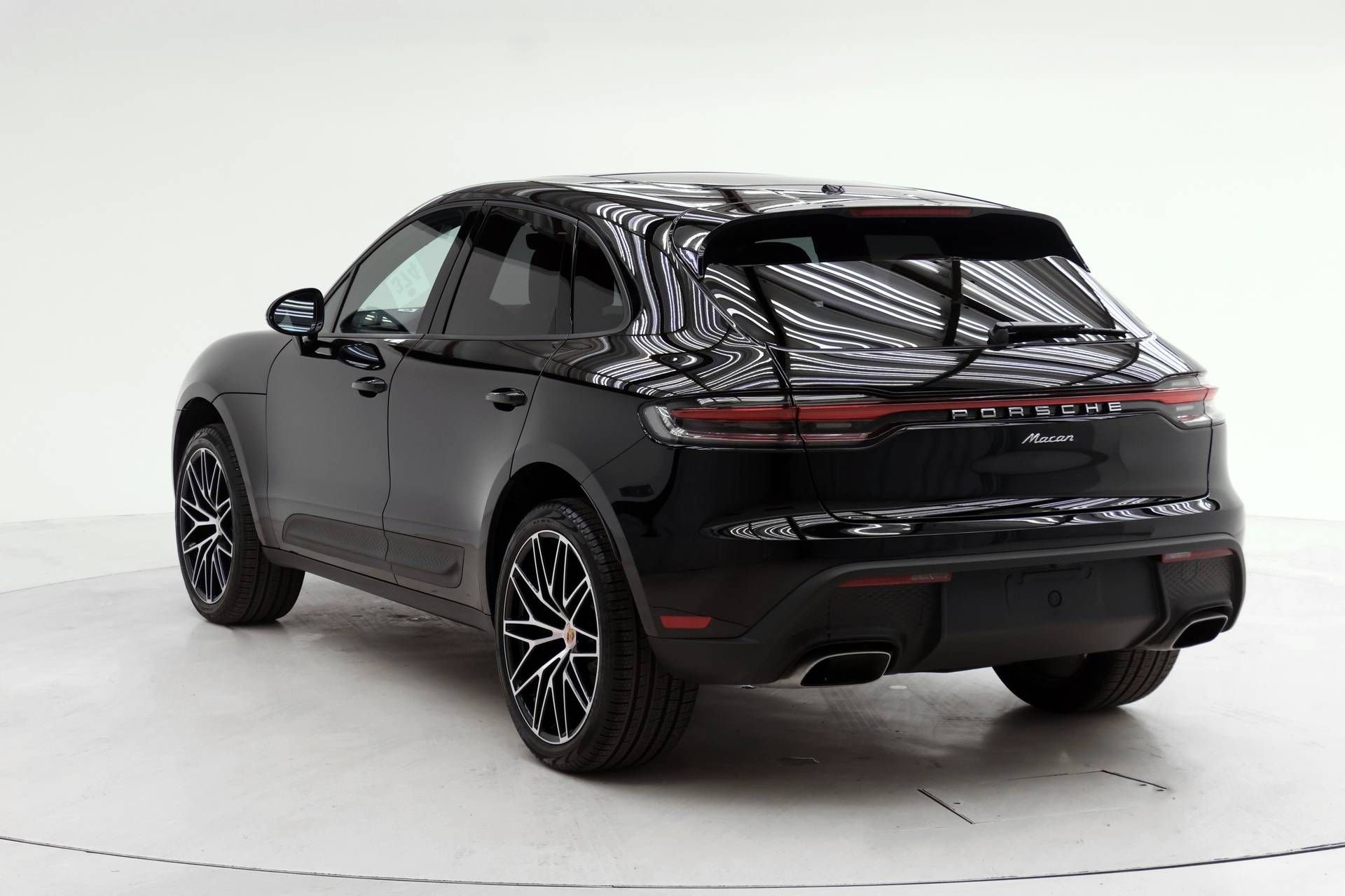 Used 2025 Porsche Macan AWD/4WD image 3