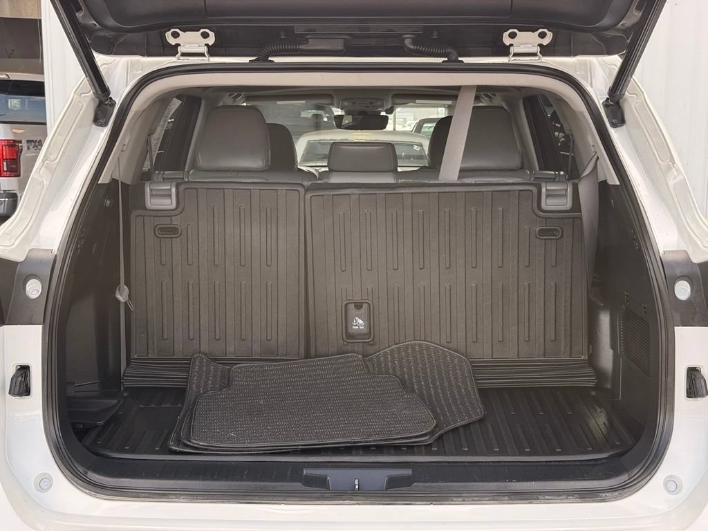 Used 2021 Toyota Highlander XLE AWD/4WD image 27