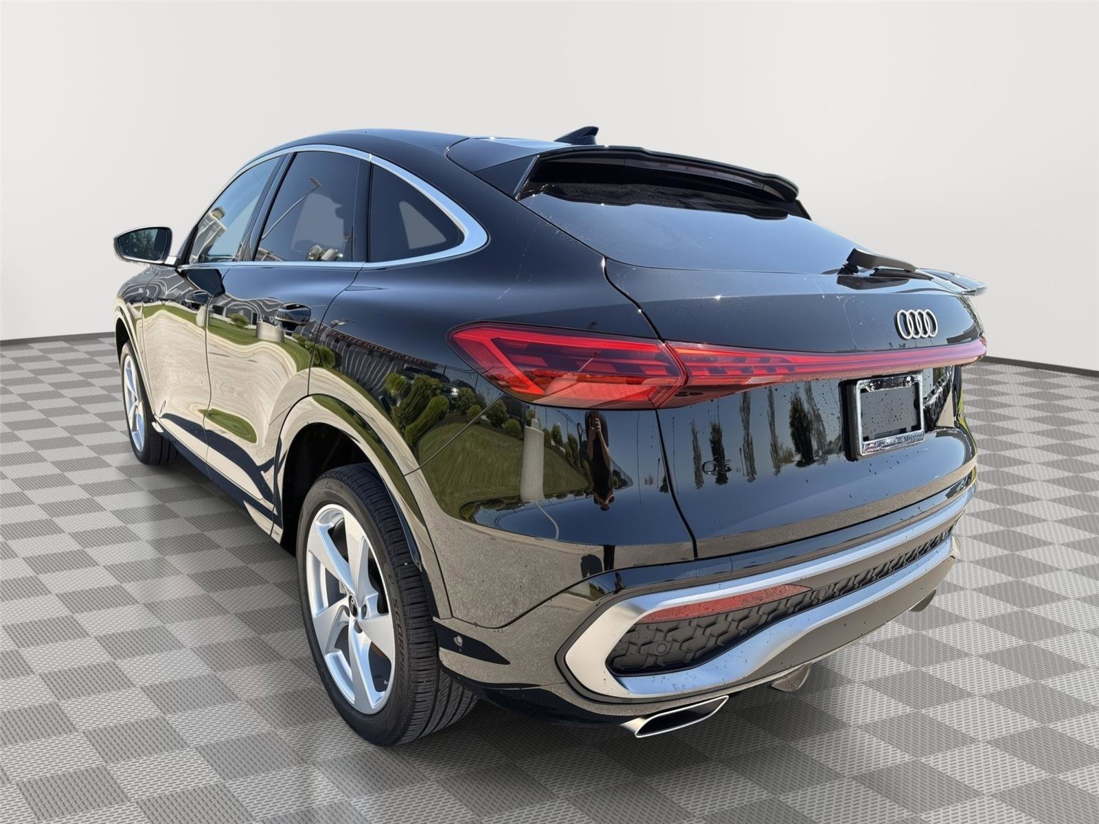Used 2025 Audi Q5 Premium Plus w/ Premium Plus AWD/4WD image 3