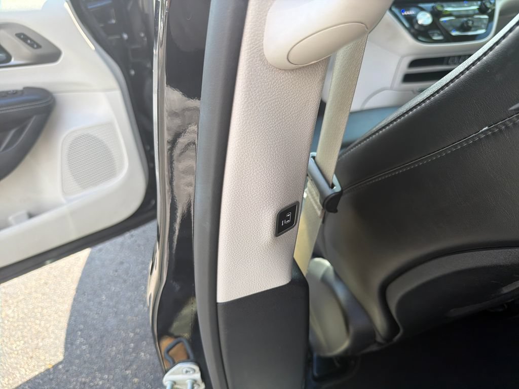 Used 2024 Chrysler Pacifica Touring-L FWD image 23
