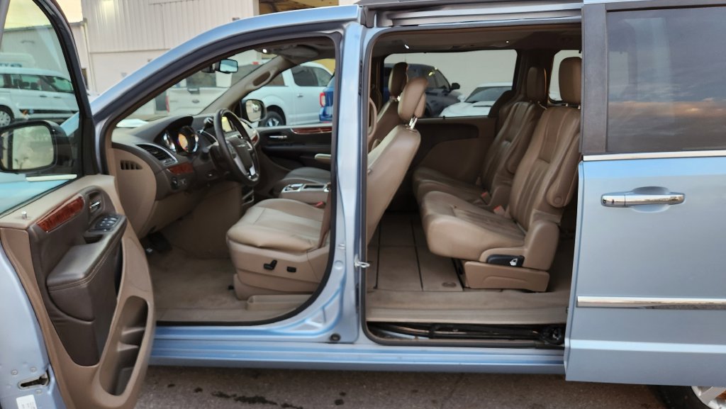 Used 2012 Chrysler Town & Country Touring-L w/ Entertainment Group #2 FWD image 10