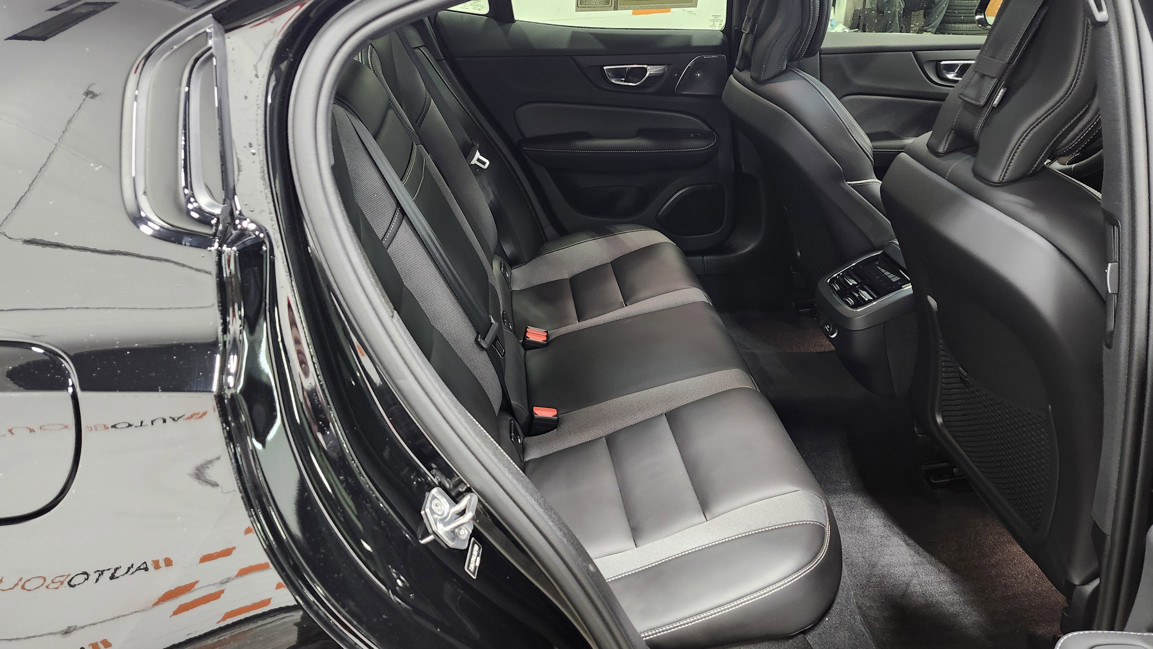 Used 2020 Volvo S60 T6 R-Design image 20